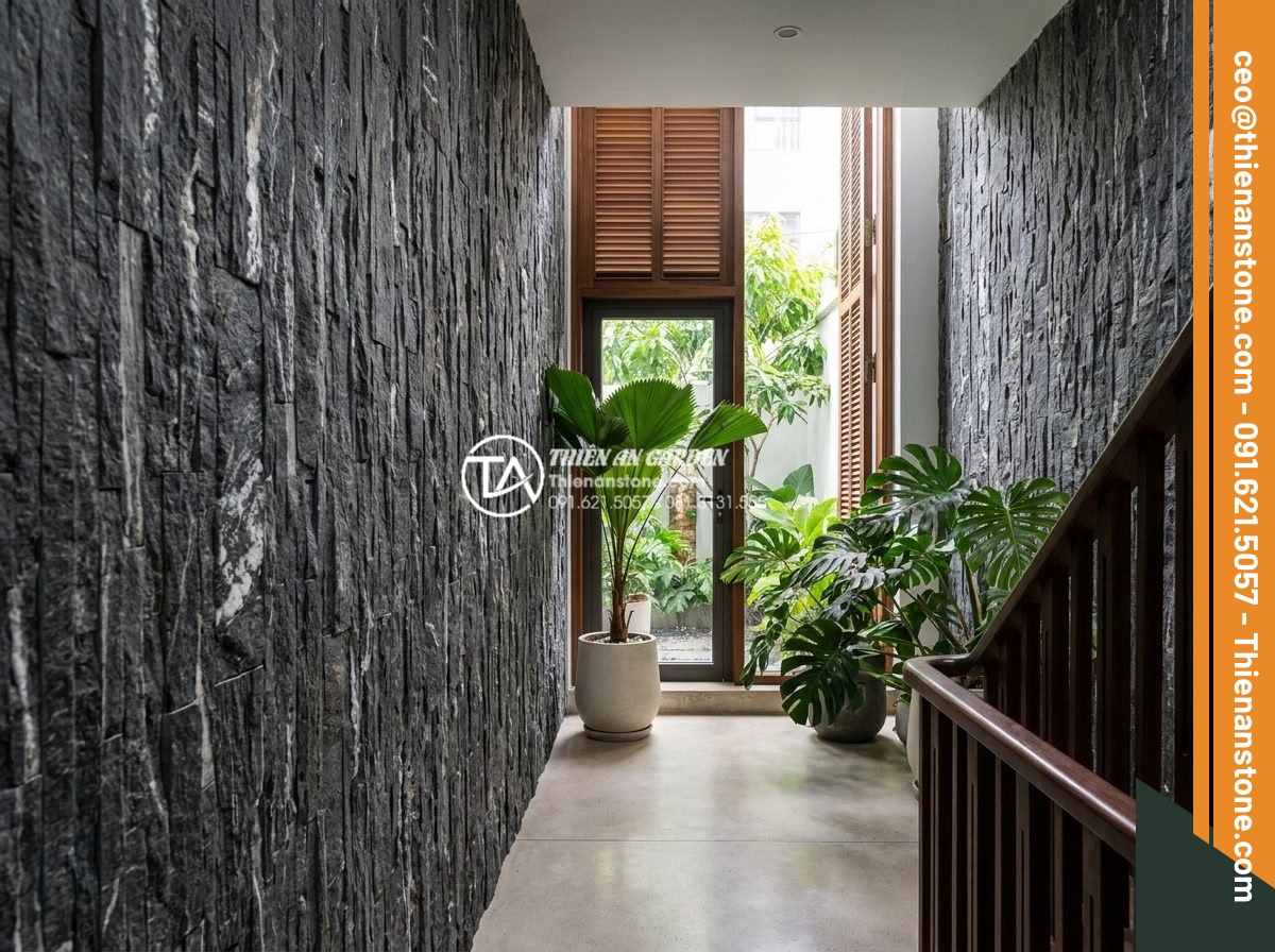 Đá ghép vân gỗ ốp tường: Giải pháp chống ẩm mốc tuyệt đối cho nhà phố - Hình 4 Đá ghép vân gỗ ốp tường: Giải pháp chống ẩm mốc tuyệt đối cho nhà phố - Interior view of a townhouse hallway featuring full-height wood vein stone mosai