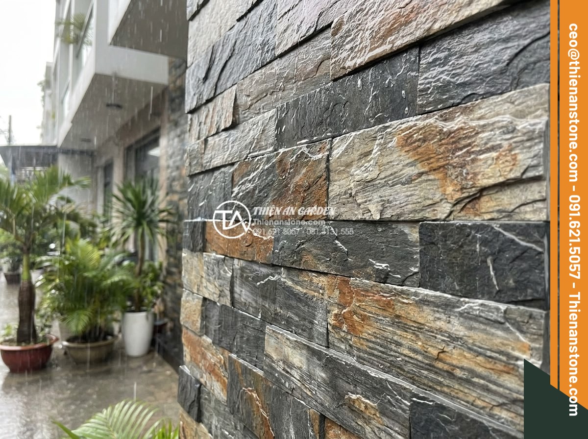 Đá ghép vân gỗ ốp tường: Giải pháp chống ẩm mốc tuyệt đối cho nhà phố - Hình 5 Đá ghép vân gỗ ốp tường: Giải pháp chống ẩm mốc tuyệt đối cho nhà phố - Realistic photograph of a Vietnamese townhouse exterior wall section protected b