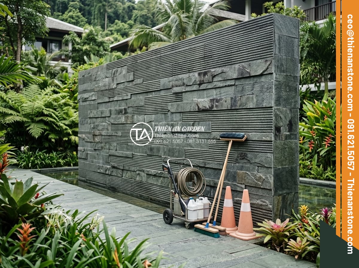 Đá răng lược có bị rêu mốc không? Bí quyết bảo quản đá luôn mới - Professional team performing annual maintenance on large-scale comb tooth stone 