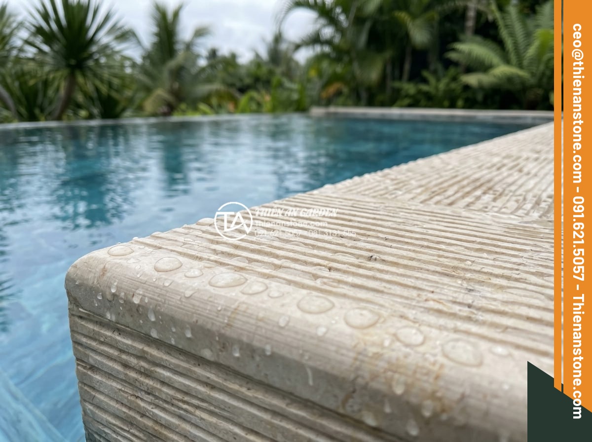 Đá răng lược có dùng được cho khu vực hồ bơi không? Những lưu ý quan trọng - Hình 12 Đá răng lược có dùng được cho khu vực hồ bơi không? Những lưu ý quan trọng - Close-up of sealed da rang luoc stone edge in pool showing water beading effect