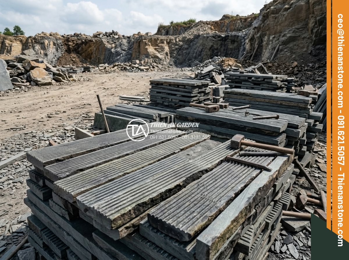 Đá răng lược có dùng được cho khu vực hồ bơi không? Những lưu ý quan trọng - Hình 2 Đá răng lược có dùng được cho khu vực hồ bơi không? Những lưu ý quan trọng - Wide angle view of hand-chiseled da rang luoc stone slabs stacked in a quarry wo