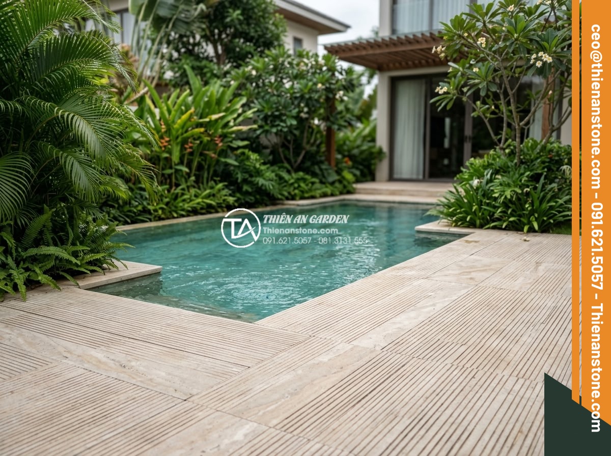 Đá răng lược có dùng được cho khu vực hồ bơi không? Những lưu ý quan trọng - Hình 4 Đá răng lược có dùng được cho khu vực hồ bơi không? Những lưu ý quan trọng - Modern luxury villa backyard with da rang luoc stone paving around a swimming po
