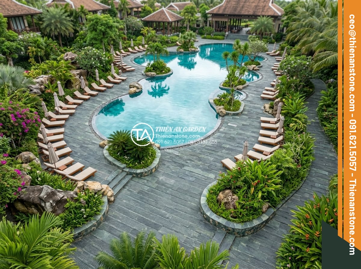Đá răng lược có dùng được cho khu vực hồ bơi không? Những lưu ý quan trọng - Hình 6 Đá răng lược có dùng được cho khu vực hồ bơi không? Những lưu ý quan trọng - Aerial perspective of large resort swimming pool surrounded by extensive da rang