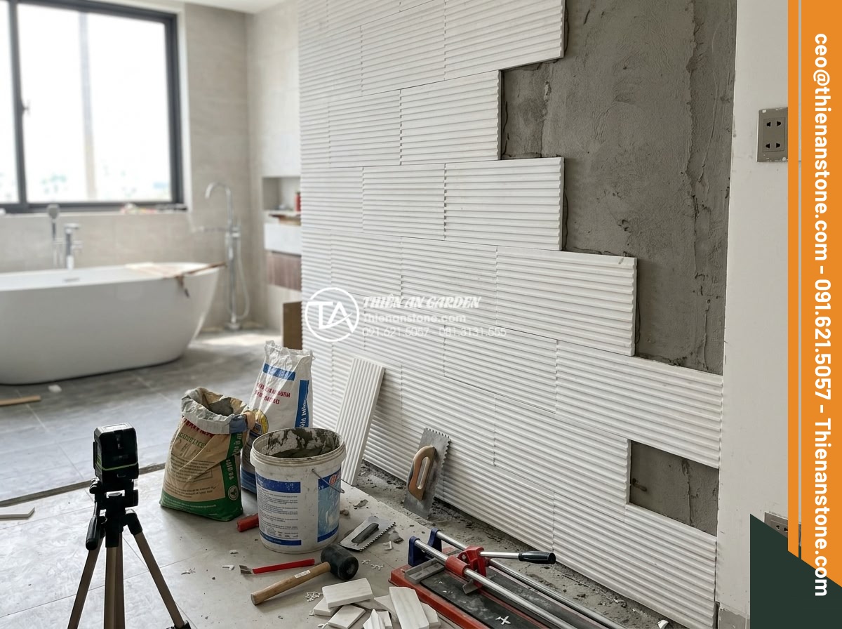 Đá răng lược trắng ốp phòng tắm: Giải pháp chống trơn trượt và thẩm mỹ - Professional team from Da Canh Thien An installing white comb tooth stone in a l