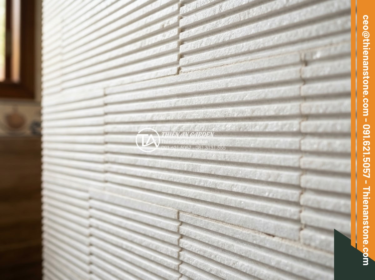 Đá răng lược trắng ốp phòng tắm: Giải pháp chống trơn trượt và thẩm mỹ - Detailed macro photograph of white comb tooth stone surface texture showing prec