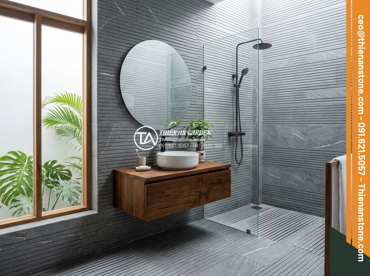 Đá răng lược trắng ốp phòng tắm: Giải pháp chống trơn trượt và thẩm mỹ - Modern bathroom interior with white comb tooth stone tiles on walls and floor, d