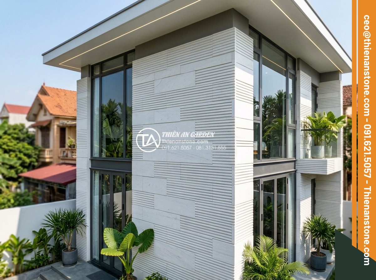 Đá răng lược trắng: Sự tinh tế và sang trọng cho phong cách tối giản - Hình 11 Đá răng lược trắng: Sự tinh tế và sang trọng cho phong cách tối giản - Modern house facade with white comb tooth stone wall cladding creating elegant m