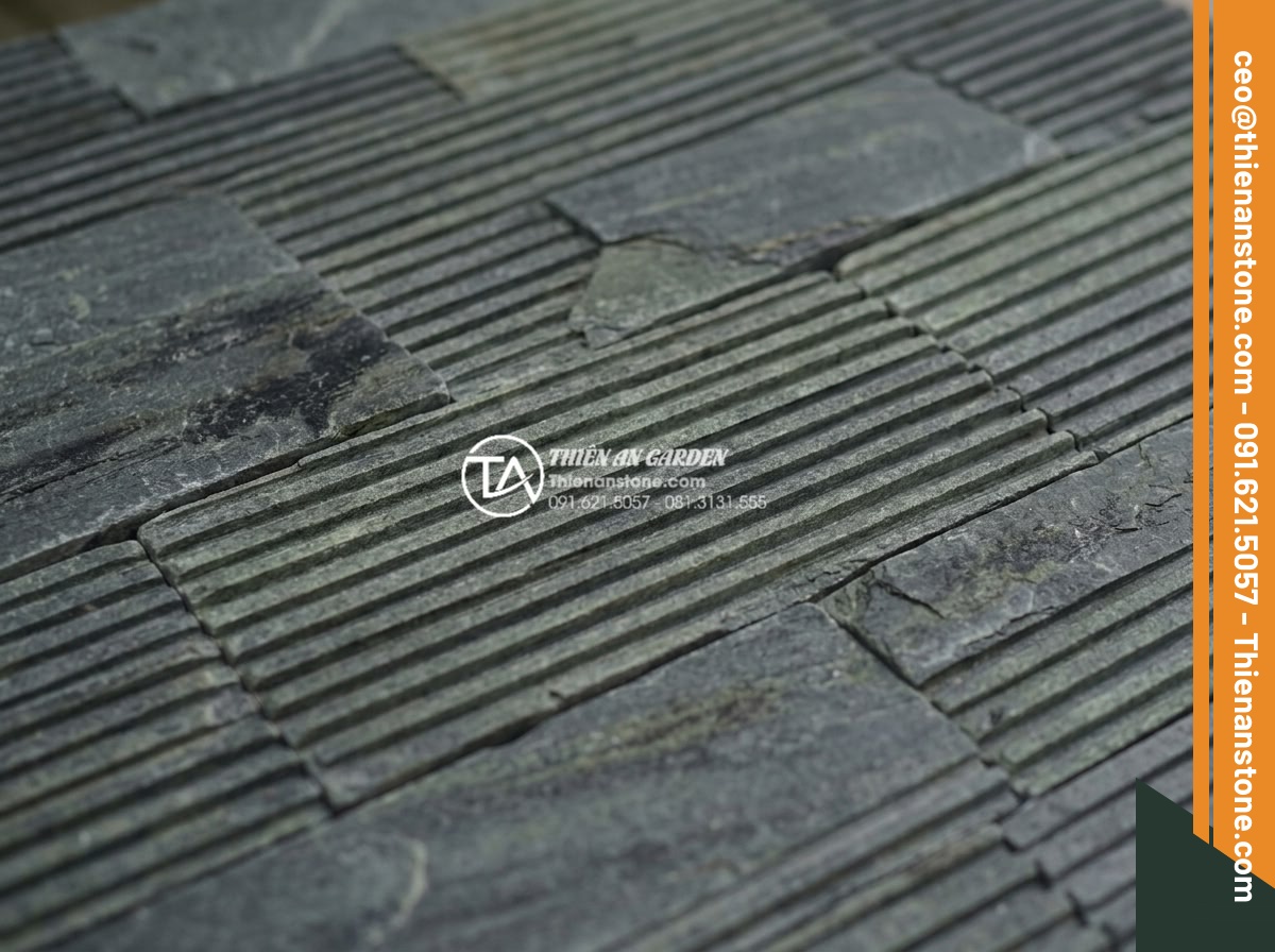 Đá răng lược vàng ốp tường có lỗi thời không? Đánh giá từ chuyên gia - Close-up view of yellow comb tooth stone tiles showing detailed parallel grooved