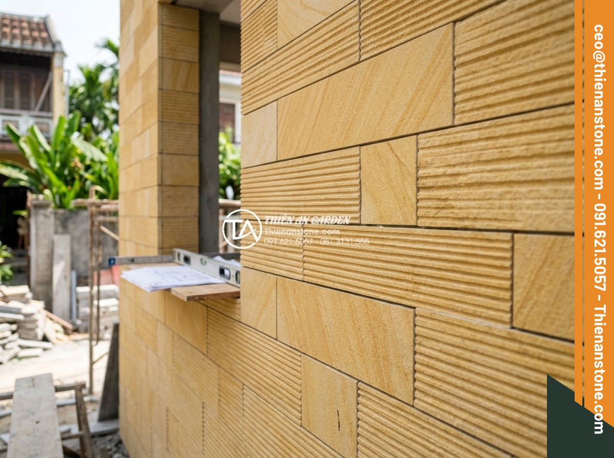 Đá răng lược vàng ốp tường có lỗi thời không? Đánh giá từ chuyên gia - Expert engineer inspecting installed yellow comb tooth stone cladding on site, p