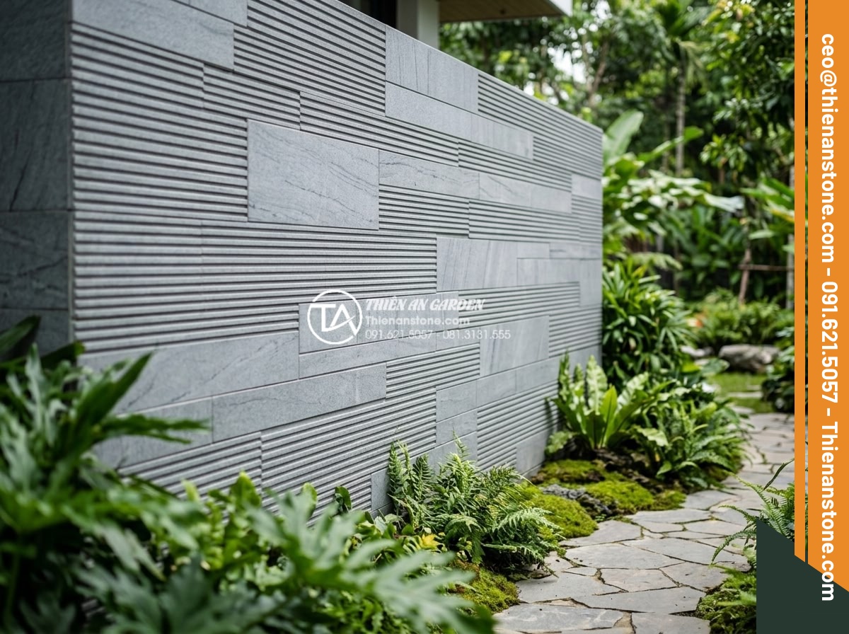 Đá răng lược vàng ốp tường có lỗi thời không? Đánh giá từ chuyên gia - Completed professional installation of comb tooth stone on a large garden featur