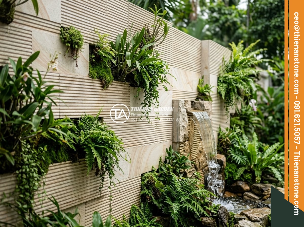 Đá răng lược vàng ốp tường có lỗi thời không? Đánh giá từ chuyên gia - Modern garden wall clad with yellow comb tooth stone tiles, integrated with lush