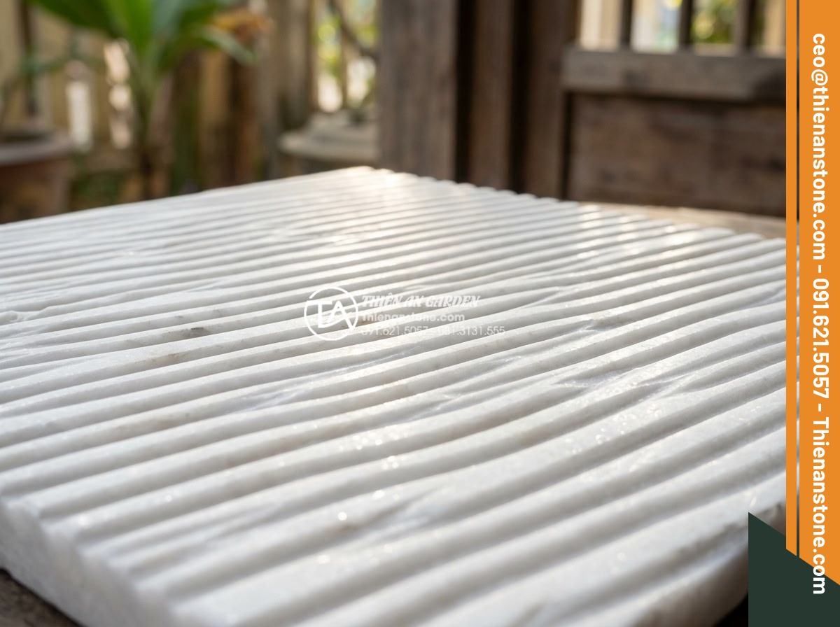 Đá răng lược vàng ốp tường có lỗi thời không? Đánh giá từ chuyên gia - Detailed macro photography of the comb tooth grooved surface on a single yellow 