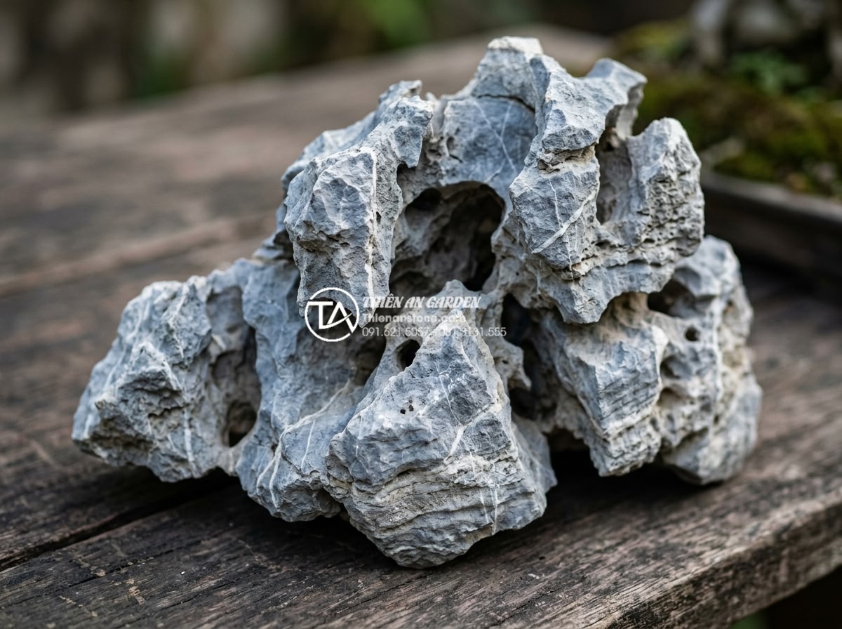 Đá Seiryu trong cảnh quan: Cách sử dụng và phối cảnh chuẩn nghệ thuật Nhật Bản - Seiryu stones weathered naturally over time in an outdoor Japanese garden settin