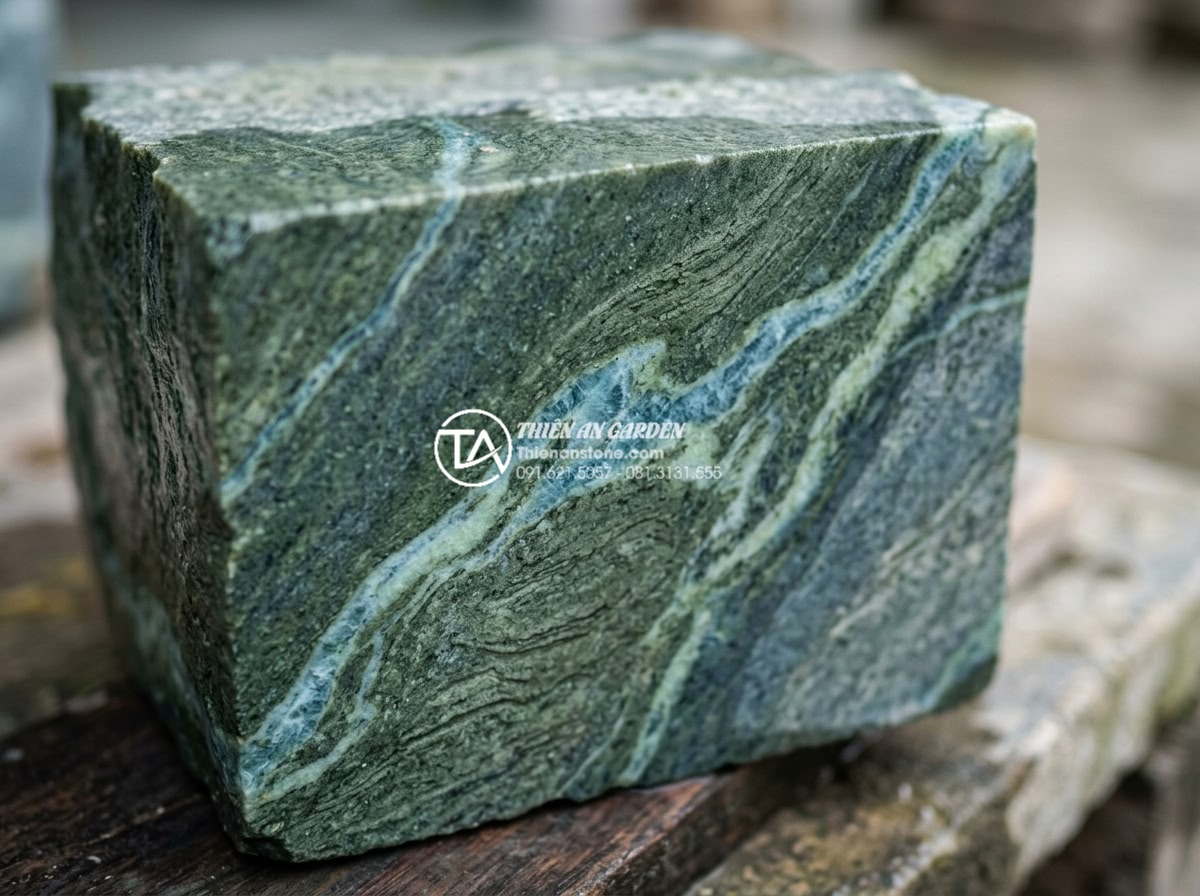 Đá xanh Nhật Bản là gì? Tại sao đây là lựa chọn số 1 cho cảnh quan cao cấp? - Macro photograph showing the mineral texture and natural blue-green veins inside