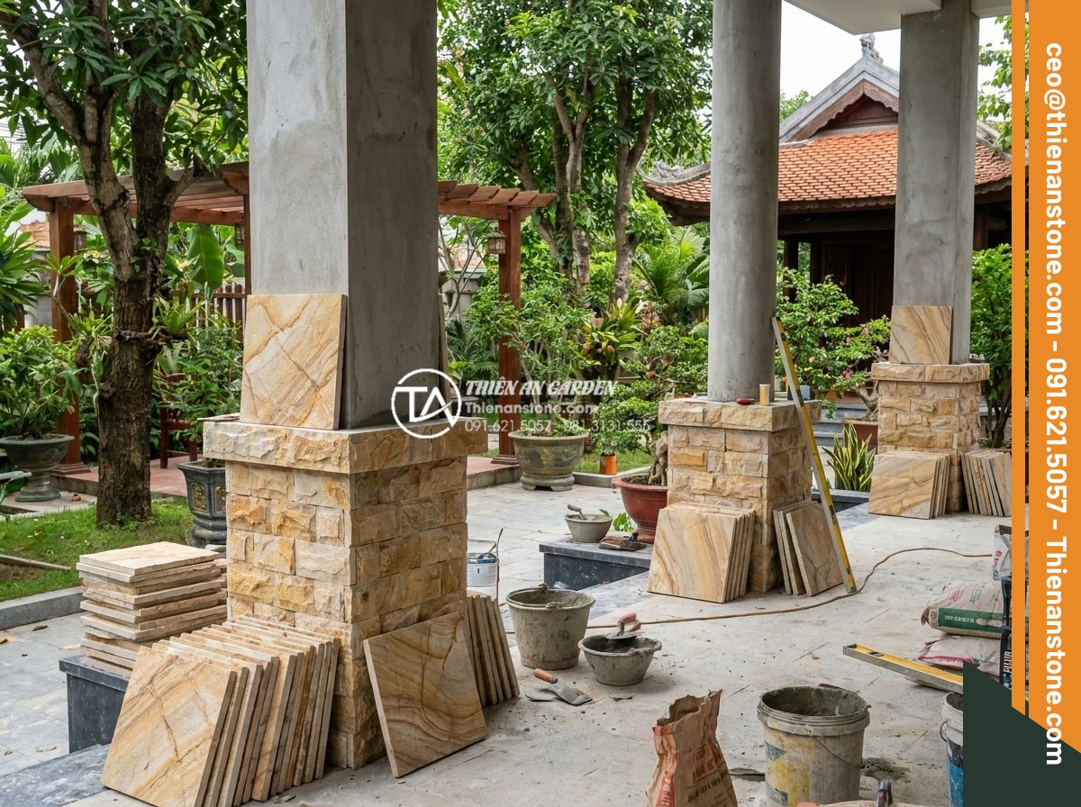 Ghép chỉ đá là gì? 5 ứng dụng tuyệt vời trong trang trí cột và chân tường - Professional team installing stone decorative borders on columns and bases in a 