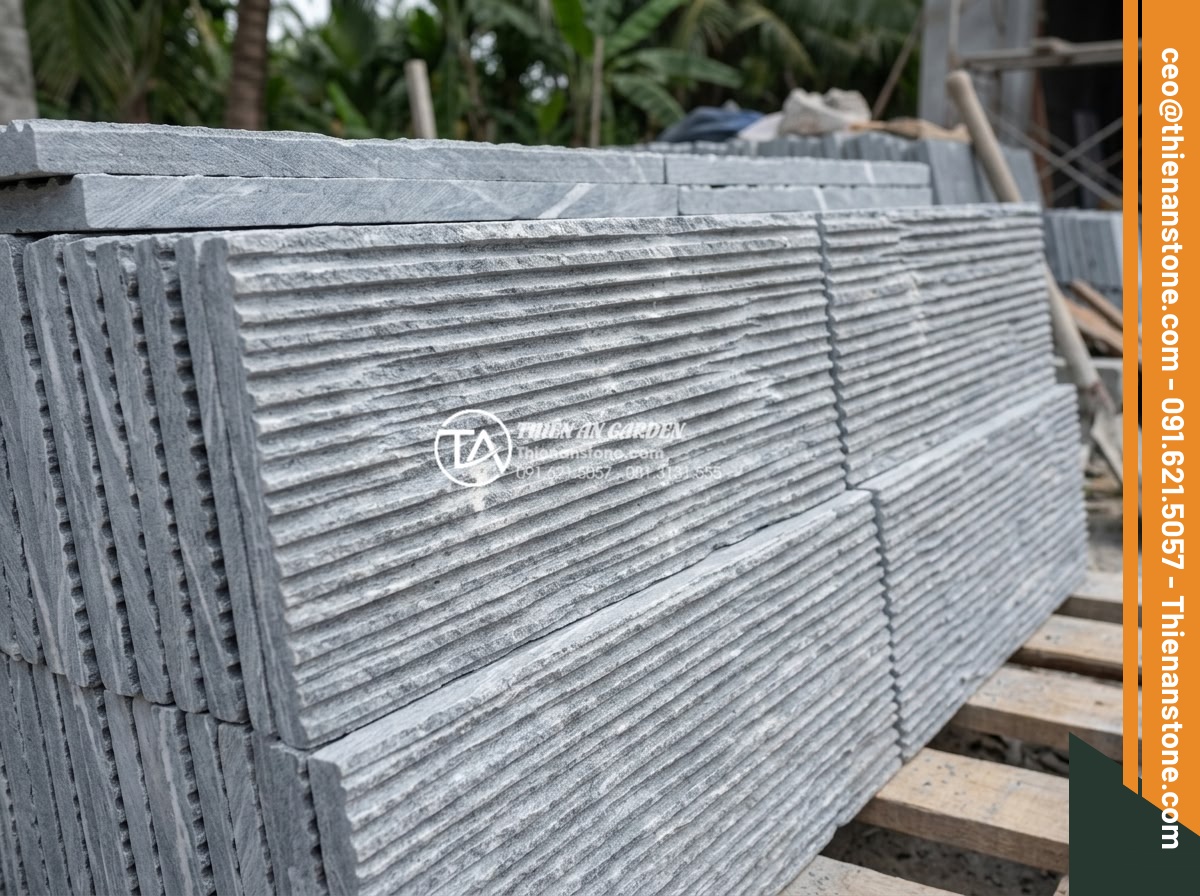 Hướng dẫn kỹ thuật ốp đá răng lược chuẩn xác, bền đẹp với thời gian - Hình 1 Hướng dẫn kỹ thuật ốp đá răng lược chuẩn xác, bền đẹp với thời gian - High-resolution close-up of natural comb-tooth stone slabs with parallel jagged
