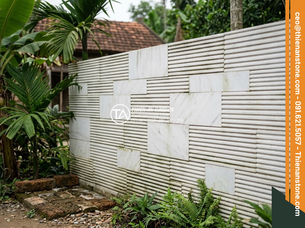 Hướng dẫn kỹ thuật ốp đá răng lược chuẩn xác, bền đẹp với thời gian - Hình 15 Hướng dẫn kỹ thuật ốp đá răng lược chuẩn xác, bền đẹp với thời gian - Completed durable outdoor stone wall with comb tooth pattern showing long-term w