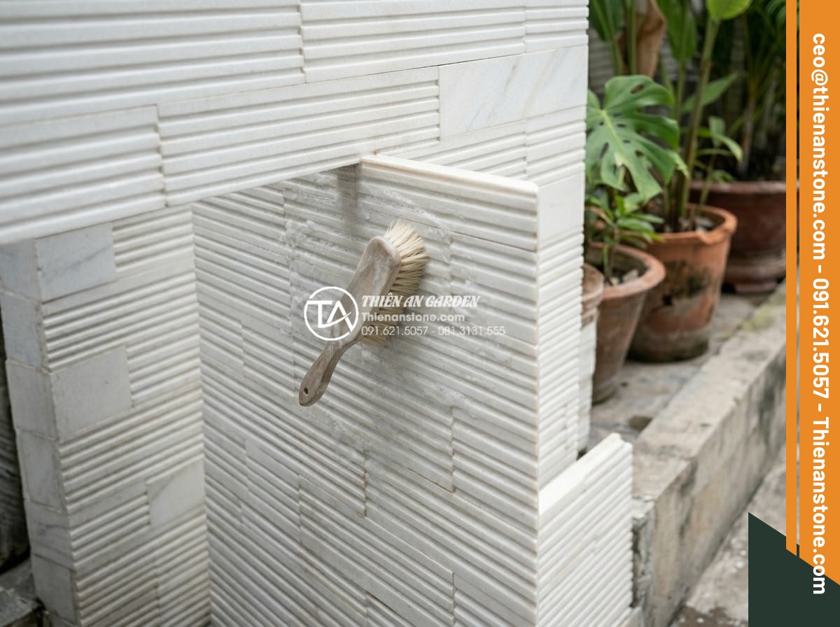 Hướng dẫn kỹ thuật ốp đá răng lược chuẩn xác, bền đẹp với thời gian - Hình 19 Hướng dẫn kỹ thuật ốp đá răng lược chuẩn xác, bền đẹp với thời gian - Worker gently cleaning comb tooth stone surface with soft brush and mild deterge