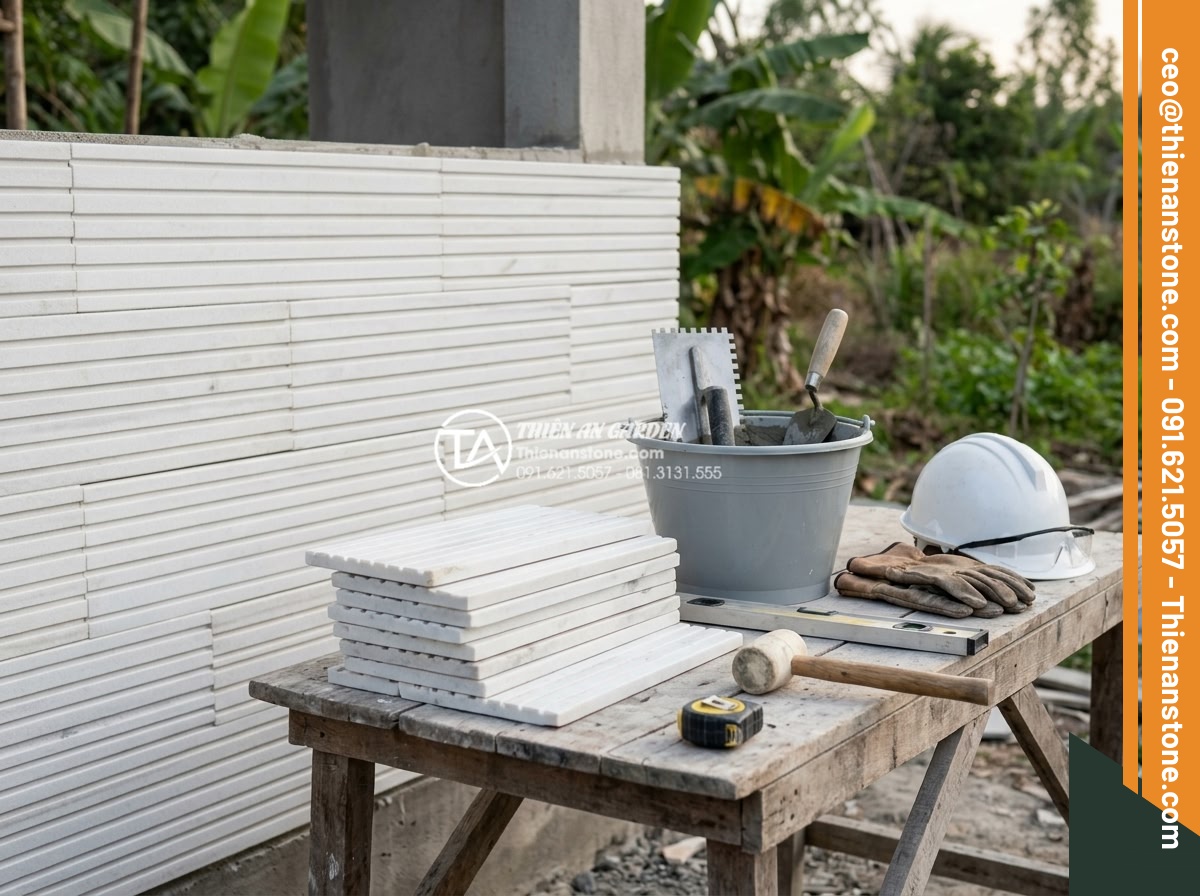 Hướng dẫn kỹ thuật ốp đá răng lược chuẩn xác, bền đẹp với thời gian - Hình 7 Hướng dẫn kỹ thuật ốp đá răng lược chuẩn xác, bền đẹp với thời gian - Organized collection of construction tools and materials for stone wall installa