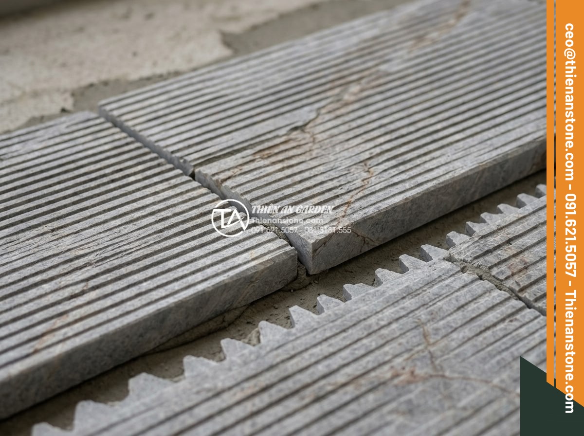 Kích thước đá răng lược phổ biến và cách chọn quy cách phù hợp cho tường lớn - Close-up technical shot of large format da rang luoc stone tiles 30x50cm with na