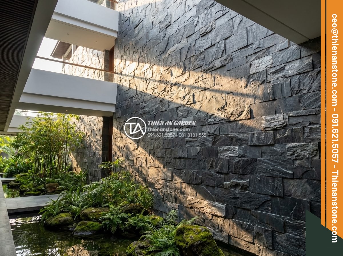 Kinh nghiệm chọn đá ghép đen ốp giếng trời tạo chiều sâu cho không gian - Elegant black stacked stone skywell cladding in luxury resort atrium highlightin