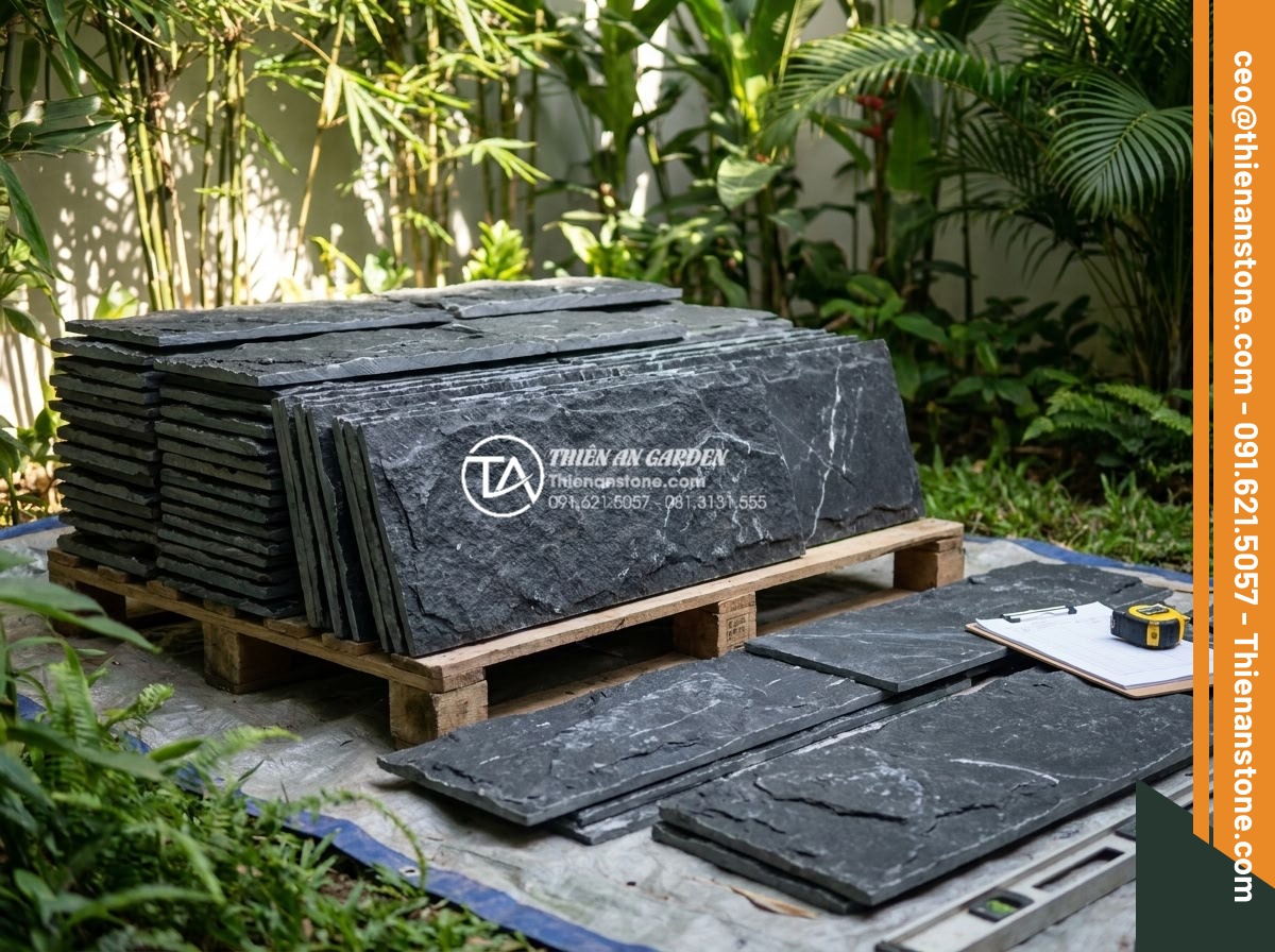 Kinh nghiệm chọn đá ghép đen ốp giếng trời tạo chiều sâu cho không gian - Professional inspection of high-quality black stacked natural stone slabs for sk