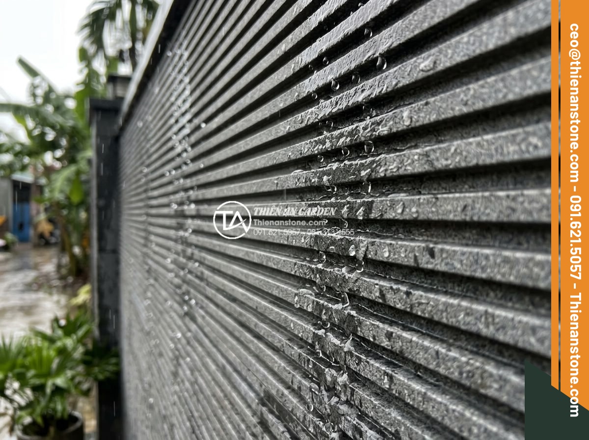 Kinh nghiệm chọn đá răng lược xám cho hàng rào và vách ngăn ngoài trời - Detailed macro shot of gray comb tooth natural stone surface under rain simulati