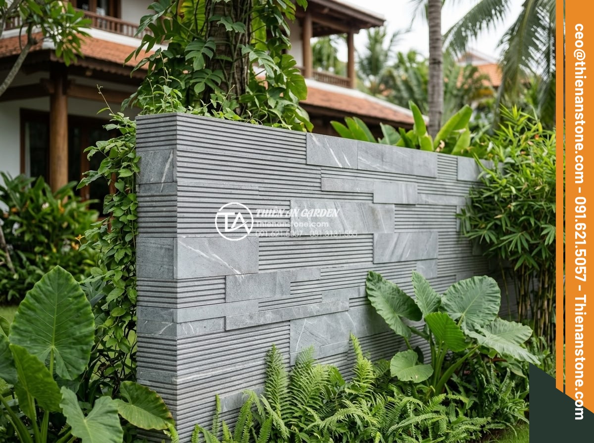 Kinh nghiệm chọn đá răng lược xám cho hàng rào và vách ngăn ngoài trời - Beautiful outdoor luxury villa fence made of gray tooth comb stone with lush gar