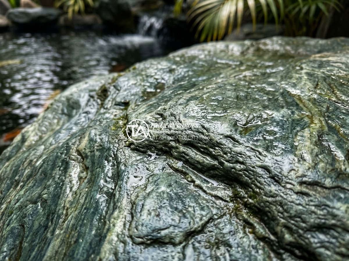 Kỹ thuật kè hồ cá Koi bằng đá xanh Nhật Bản: Đẹp, bền và chuẩn phong thủy - Close-up view of Japanese blue stone texture with natural veins, wet surface ref