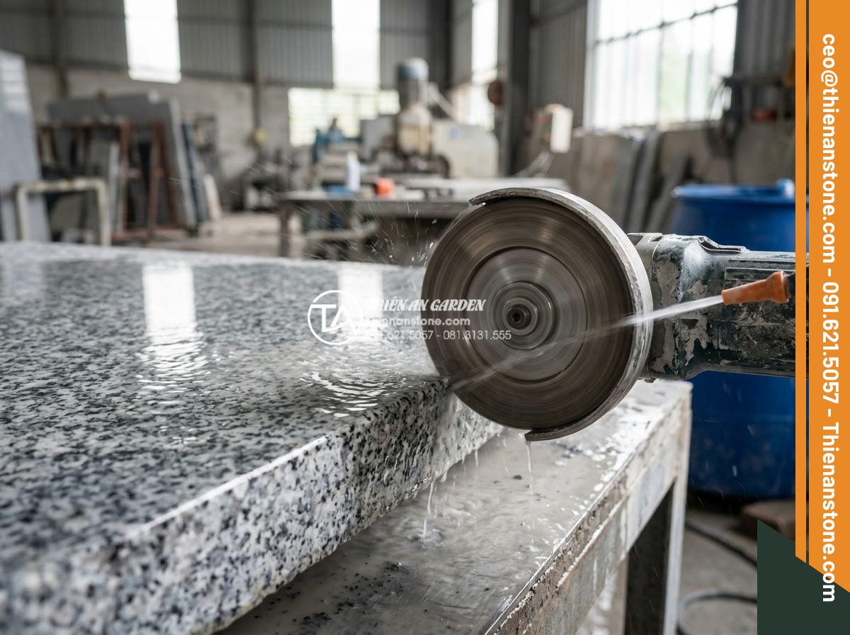 Kỹ thuật mài cạnh và ghép đá bếp không đường nối cho biệt thự cao cấp - Professional close-up view of diamond grinding wheel polishing the edge of a lar