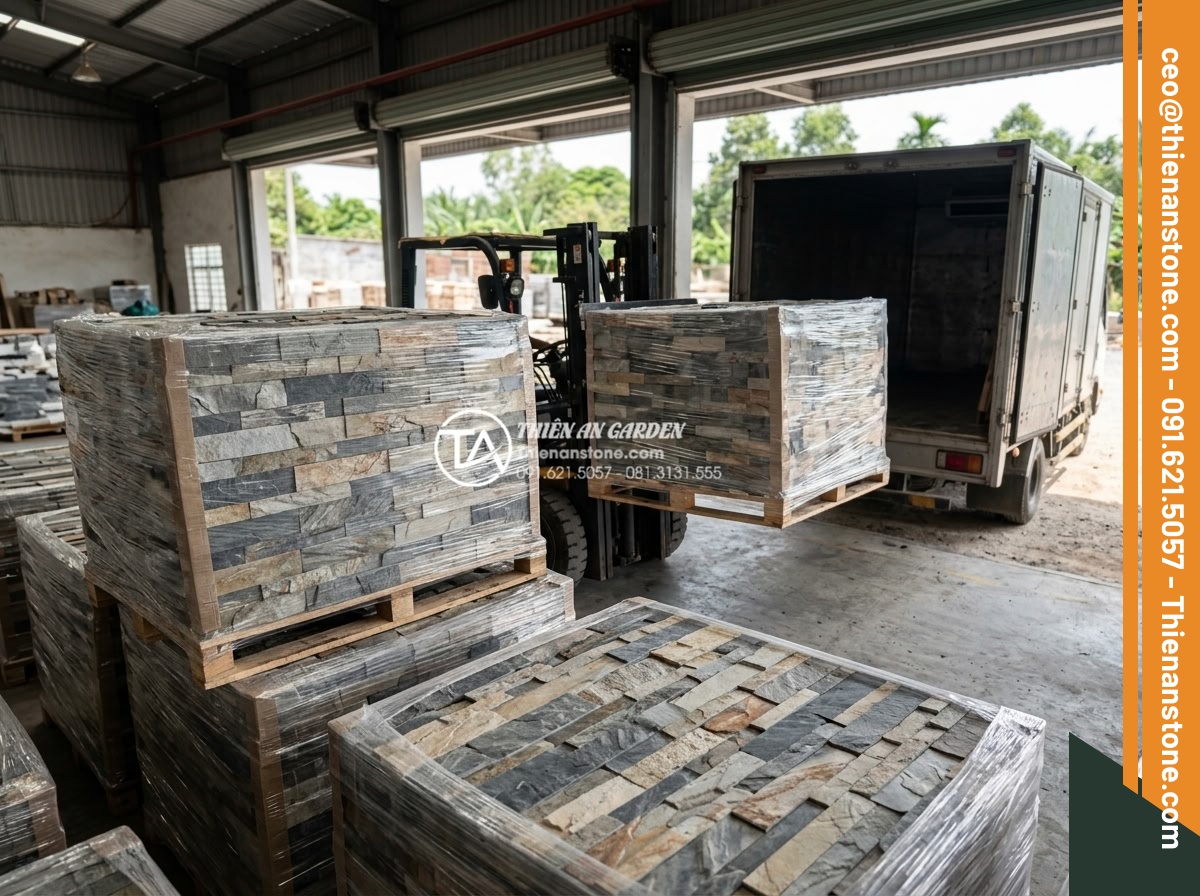 Mua đá ghép ở đâu giá sỉ? Tổng kho đá ghép tự nhiên lớn nhất 3 miền - Hình 8 Mua đá ghép ở đâu giá sỉ? Tổng kho đá ghép tự nhiên lớn nhất 3 miền - Professional team loading pallets of stone mosaics onto trucks for nationwide wh