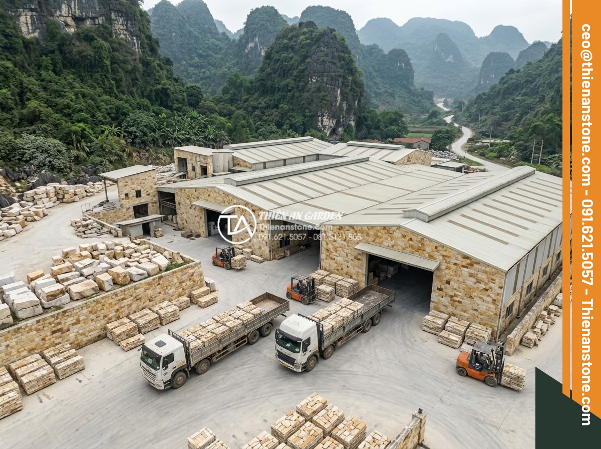 Mua đá ghép ở đâu giá sỉ? Tổng kho đá ghép tự nhiên lớn nhất 3 miền - Hình 9 Mua đá ghép ở đâu giá sỉ? Tổng kho đá ghép tự nhiên lớn nhất 3 miền - Aerial view of expansive stone warehouse complex in northern Vietnam with mounta