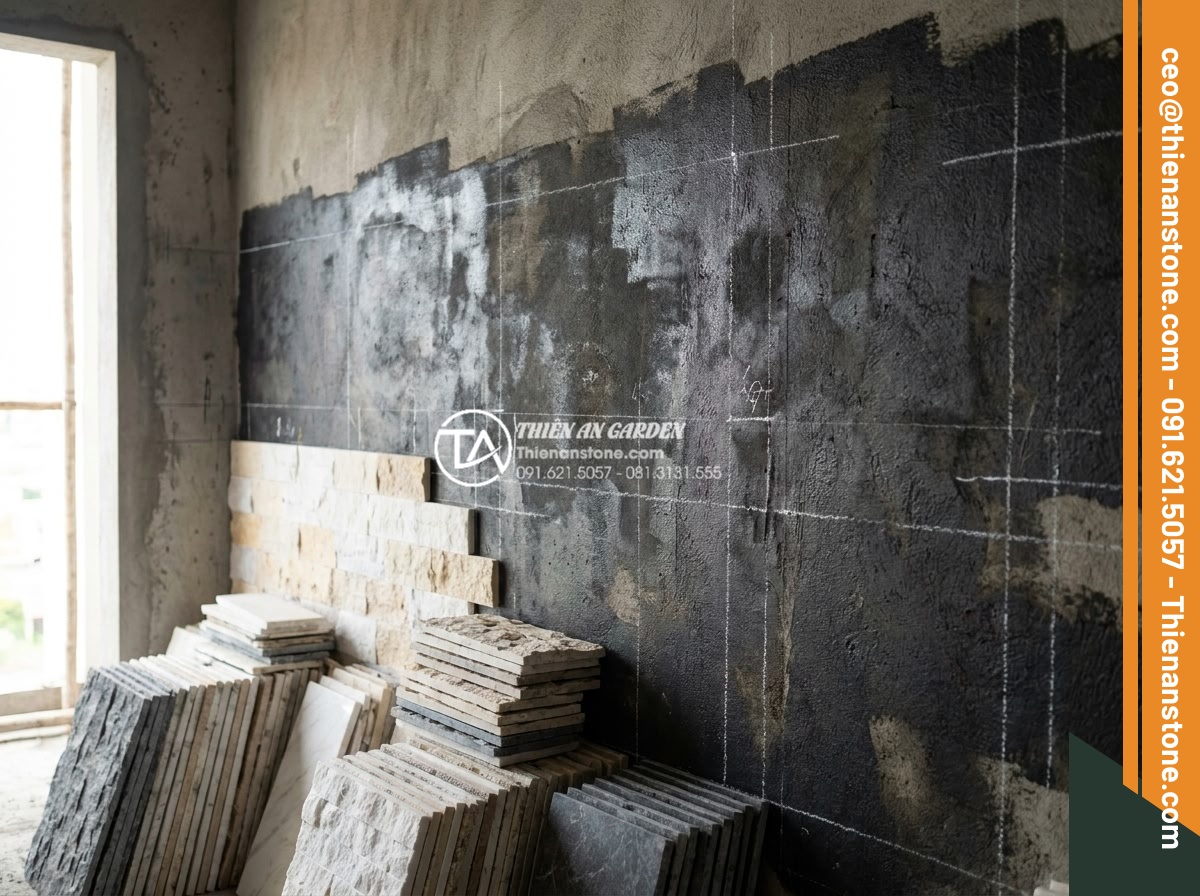Quy trình thi công đá ghép tổ ong 10x50 cho tường rào và tiểu cảnh - Hình 10 Quy trình thi công đá ghép tổ ong 10x50 cho tường rào và tiểu cảnh - Cleaned and primed wall surface ready for stone mosaic installation, with measur