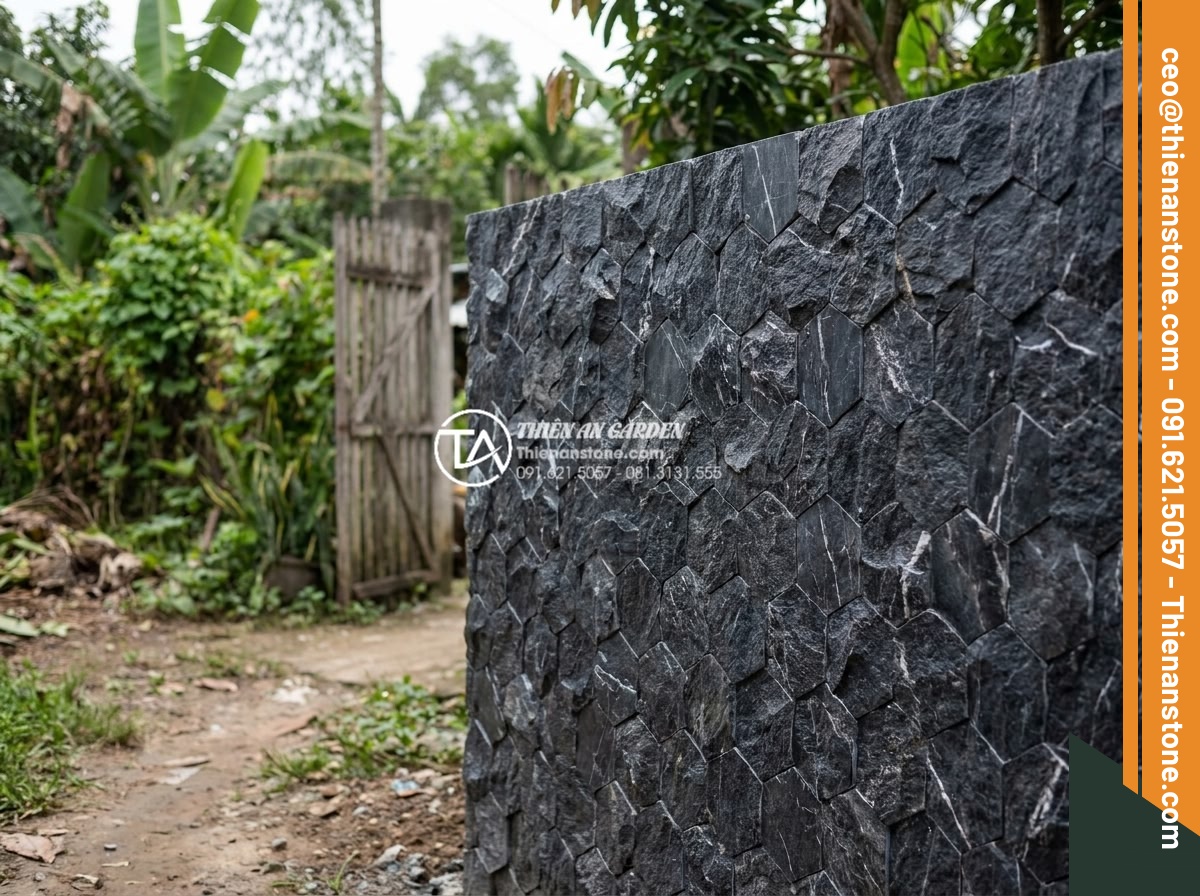 Quy trình thi công đá ghép tổ ong 10x50 cho tường rào và tiểu cảnh - Hình 12 Quy trình thi công đá ghép tổ ong 10x50 cho tường rào và tiểu cảnh - Finished section of honeycomb stone fence wall showing seamless joints and profe