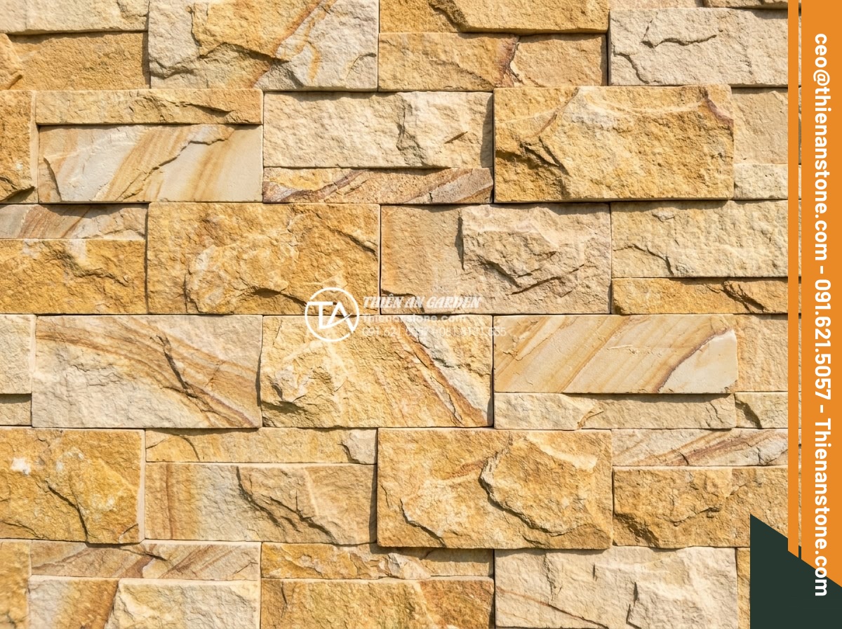 So sánh đá ghép tự nhiên và gạch giả đá: Nên chọn loại nào để ốp tường? - Close-up view of natural stacked stone wall cladding using irregular slate piece