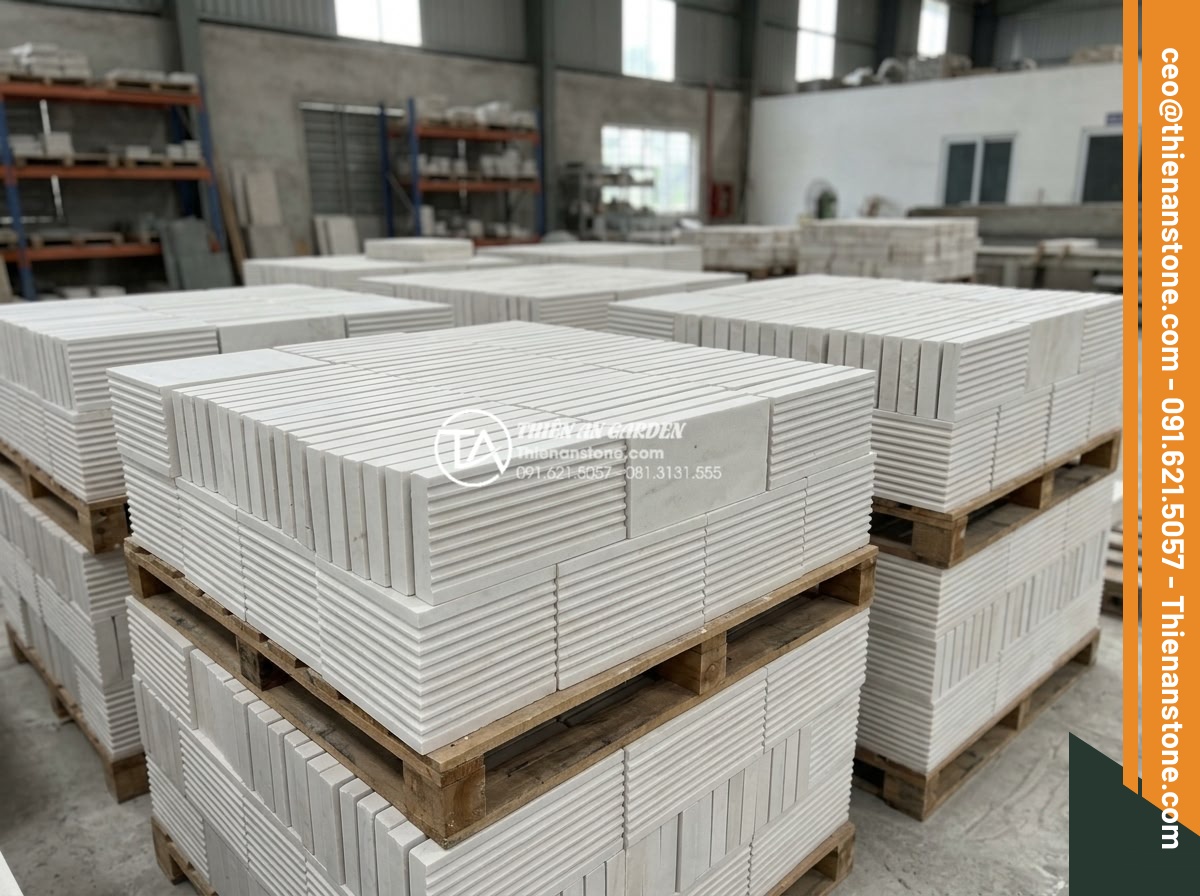 So sánh đá răng lược và gạch răng lược: Đâu là lựa chọn tối ưu? - Detailed photograph of manufactured comb tooth bricks stacked in a factory, high