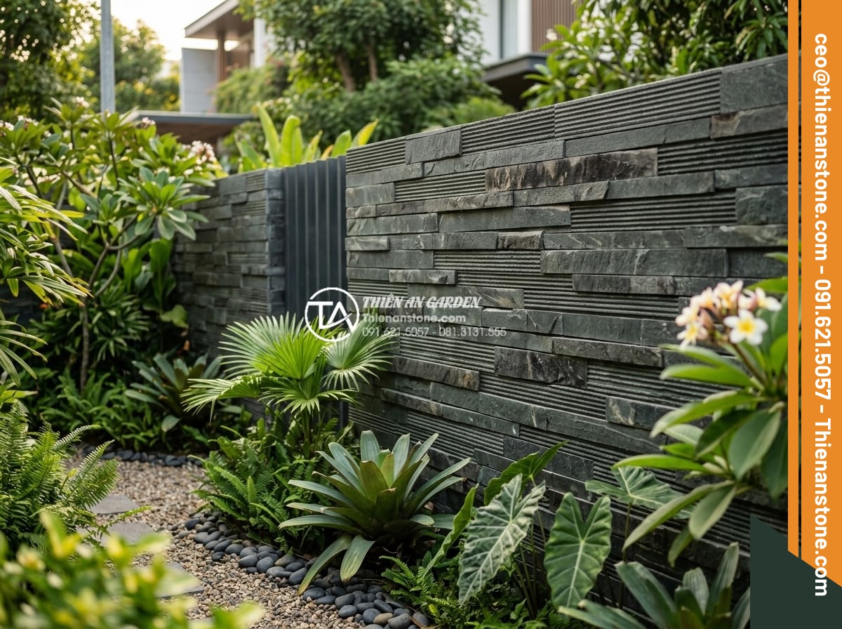 So sánh đá răng lược và gạch răng lược: Đâu là lựa chọn tối ưu? - Modern garden fence constructed entirely from comb tooth bricks, showing clean i