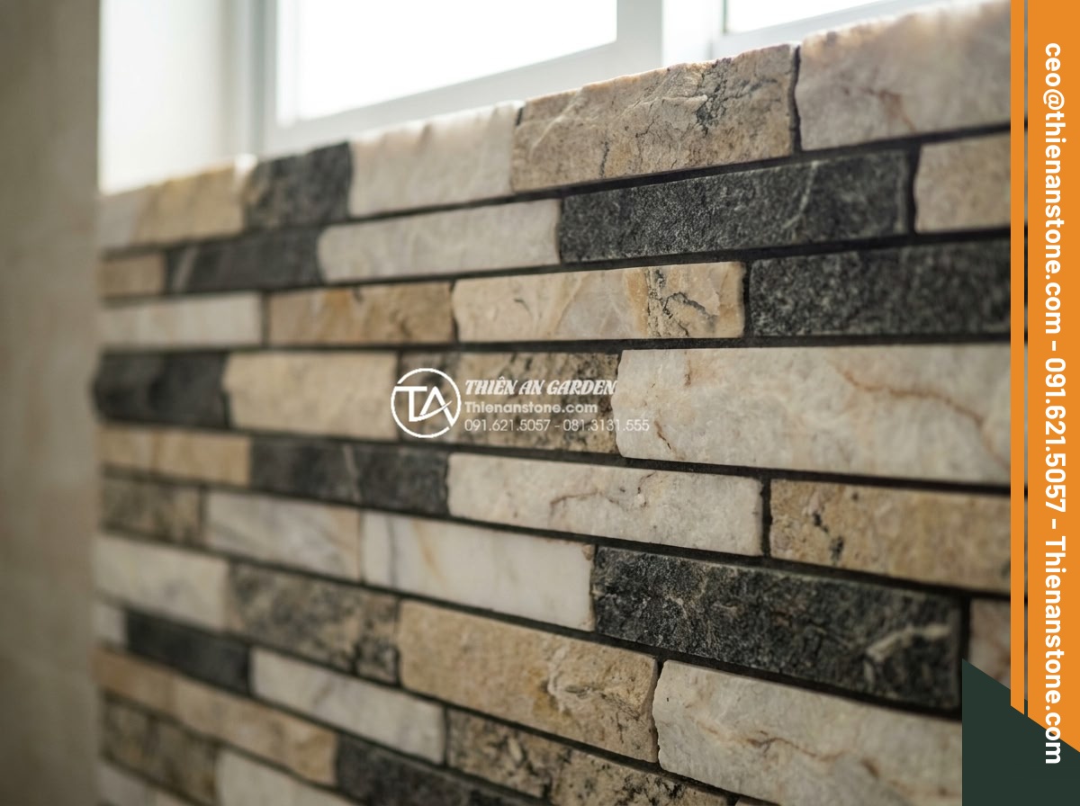 Sự khác biệt giữa ghép chỉ đá và ghép mòi đá trong thi công nội thất - Artistic irregular stone pebble mosaic pattern on bathroom wall interior with na
