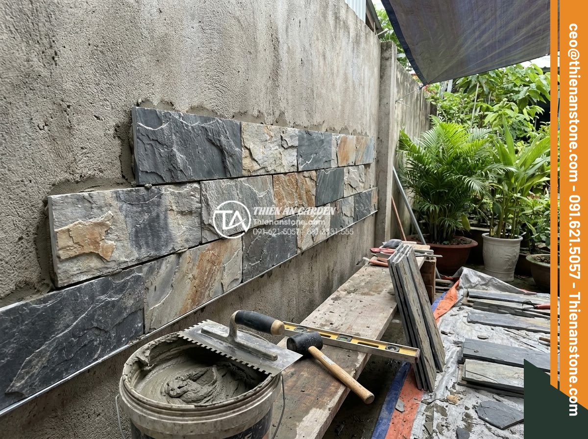 Tại sao nên dùng đá ghép vân gỗ thay cho gỗ tự nhiên khi ốp lát ngoài trời? - Professional installation process of wood grain stone mosaic tiles on outdoor wa