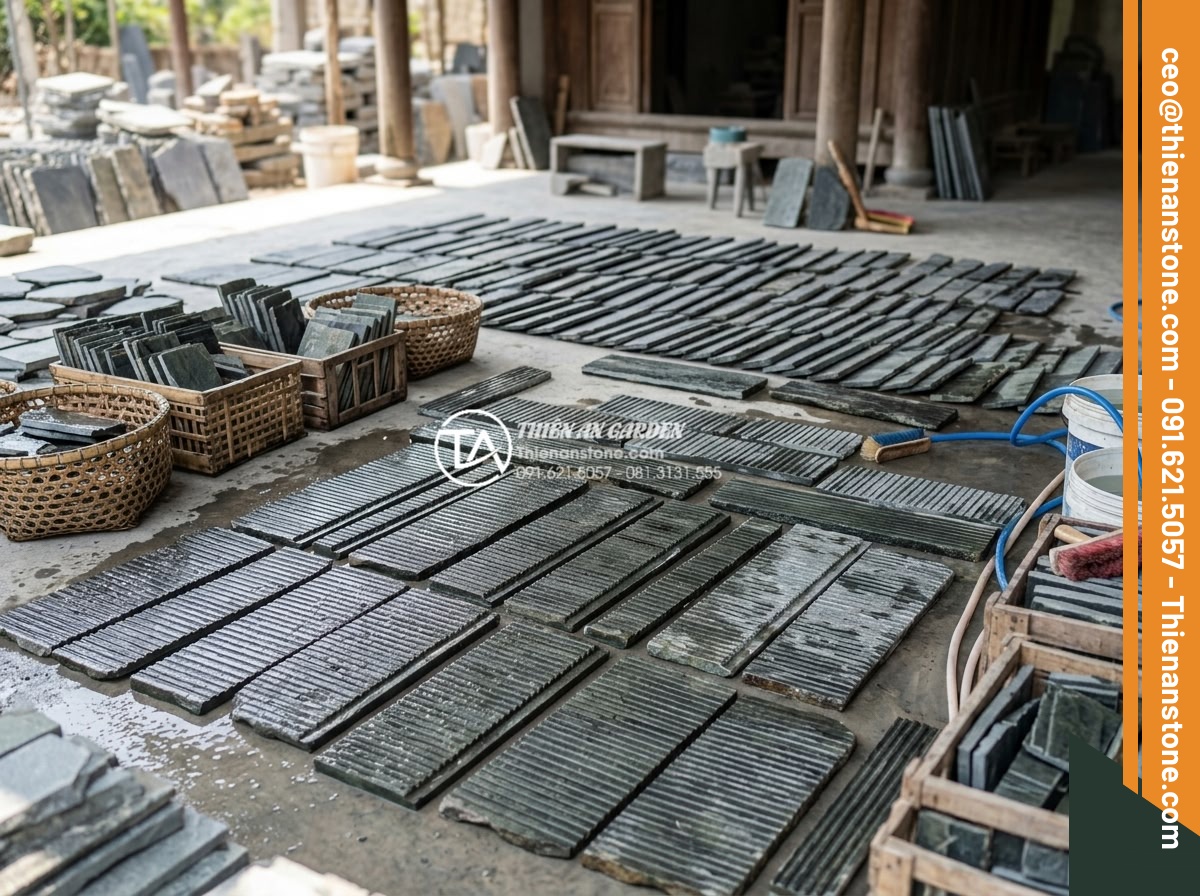 Tìm hiểu quy trình sản xuất đá chẻ răng lược thủ công tại làng nghề - Final inspection and cleaning of finished handcrafted comb-tooth natural stone t
