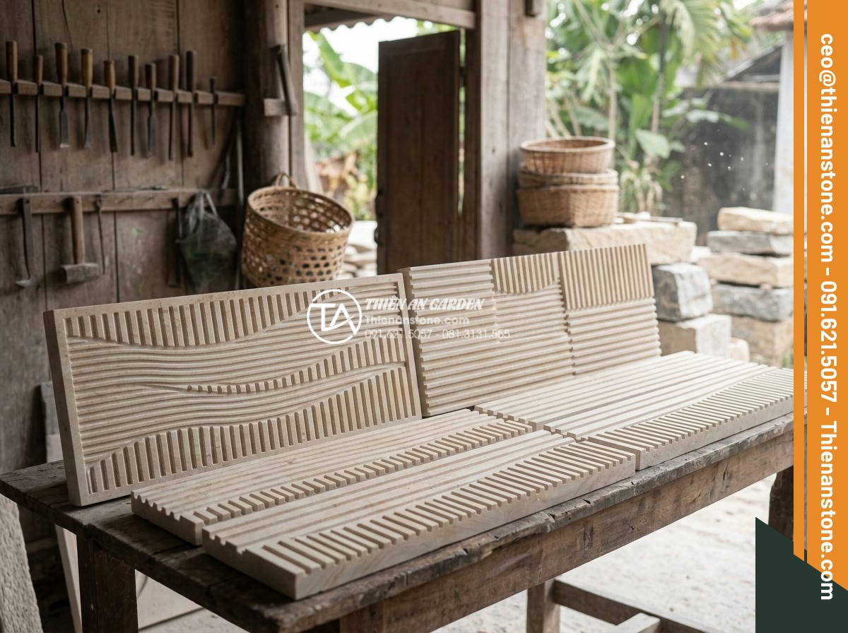 Tìm hiểu quy trình sản xuất đá chẻ răng lược thủ công tại làng nghề - Artisan displaying newly created unique comb-tooth stone patterns with varying t