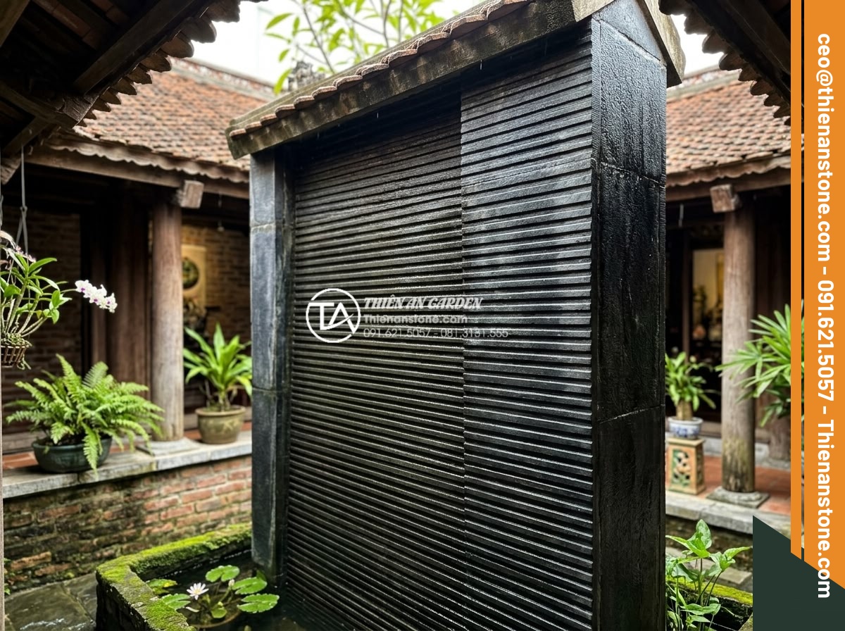 Top 10 mẫu đá răng lược đen ốp giếng trời tạo chiều sâu cực đỉnh - Hình 18 Top 10 mẫu đá răng lược đen ốp giếng trời tạo chiều sâu cực đỉnh - Well-maintained black tooth comb stone in outdoor skywell environment with prote