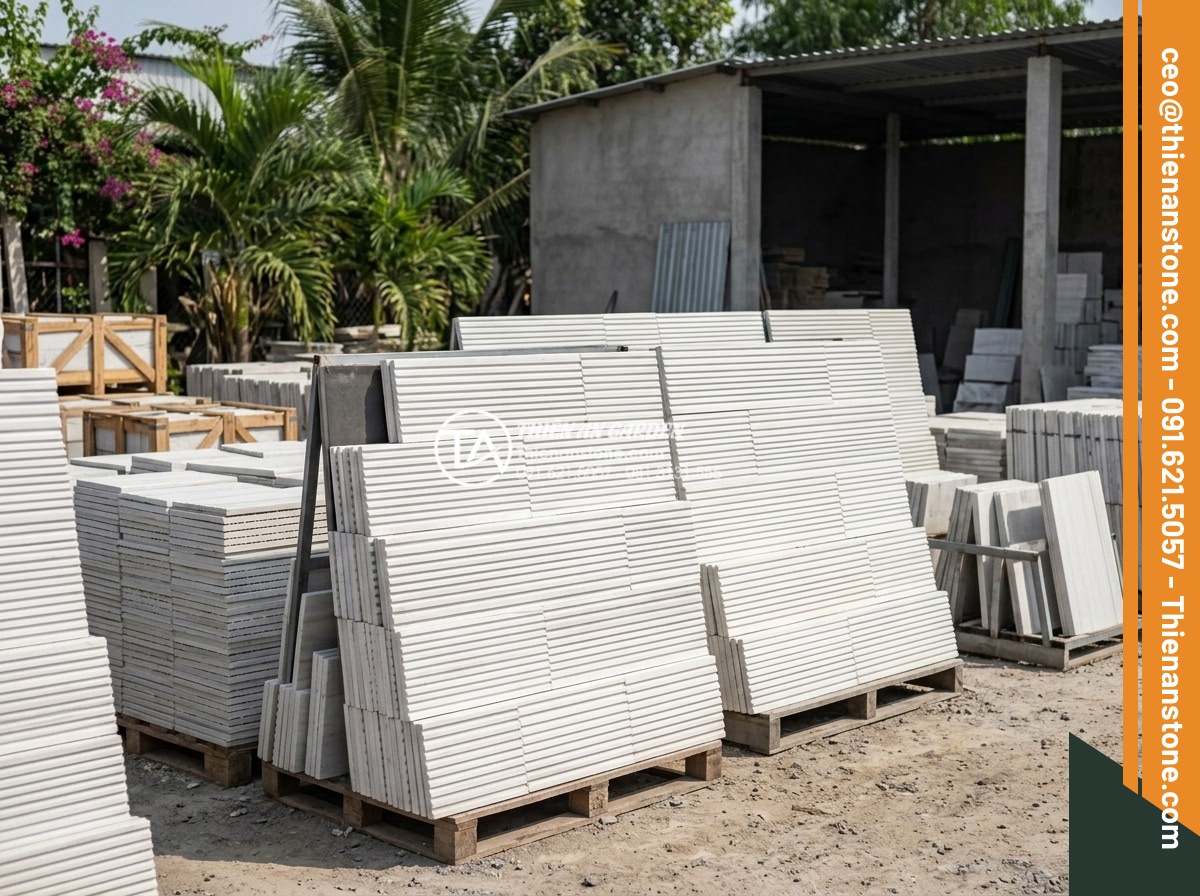 Top 10 mẫu đá răng lược đen ốp giếng trời tạo chiều sâu cực đỉnh - Hình 19 Top 10 mẫu đá răng lược đen ốp giếng trời tạo chiều sâu cực đỉnh - Professional stone yard of Da Canh Thien An displaying premium black comb tooth