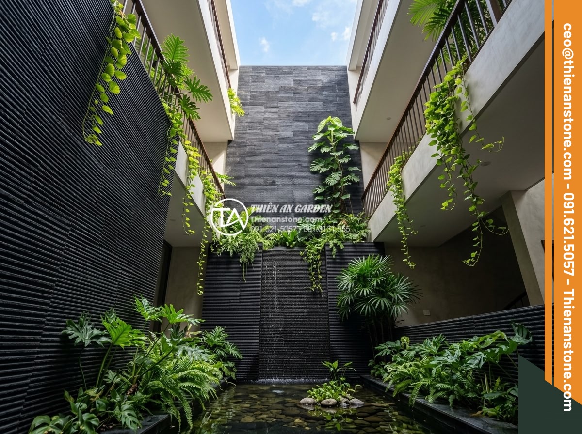 Top 10 mẫu đá răng lược đen ốp giếng trời tạo chiều sâu cực đỉnh - Hình 2 Top 10 mẫu đá răng lược đen ốp giếng trời tạo chiều sâu cực đỉnh - Black tooth comb stone panels installed vertically around a modern skywell with