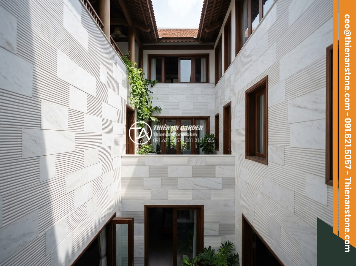 Top 10 mẫu đá răng lược đen ốp giếng trời tạo chiều sâu cực đỉnh - Hình 3 Top 10 mẫu đá răng lược đen ốp giếng trời tạo chiều sâu cực đỉnh - Wide angle shot of black comb tooth stone cladding on skywell walls in a luxury