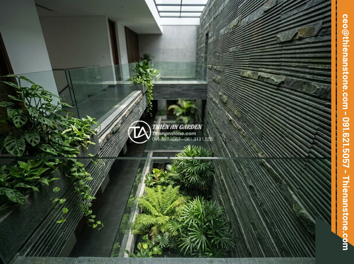 Top 10 mẫu đá răng lược đen ốp giếng trời tạo chiều sâu cực đỉnh - Hình 4 Top 10 mẫu đá răng lược đen ốp giếng trời tạo chiều sâu cực đỉnh - Artistic perspective of black tooth comb stone in skywell design integrated with