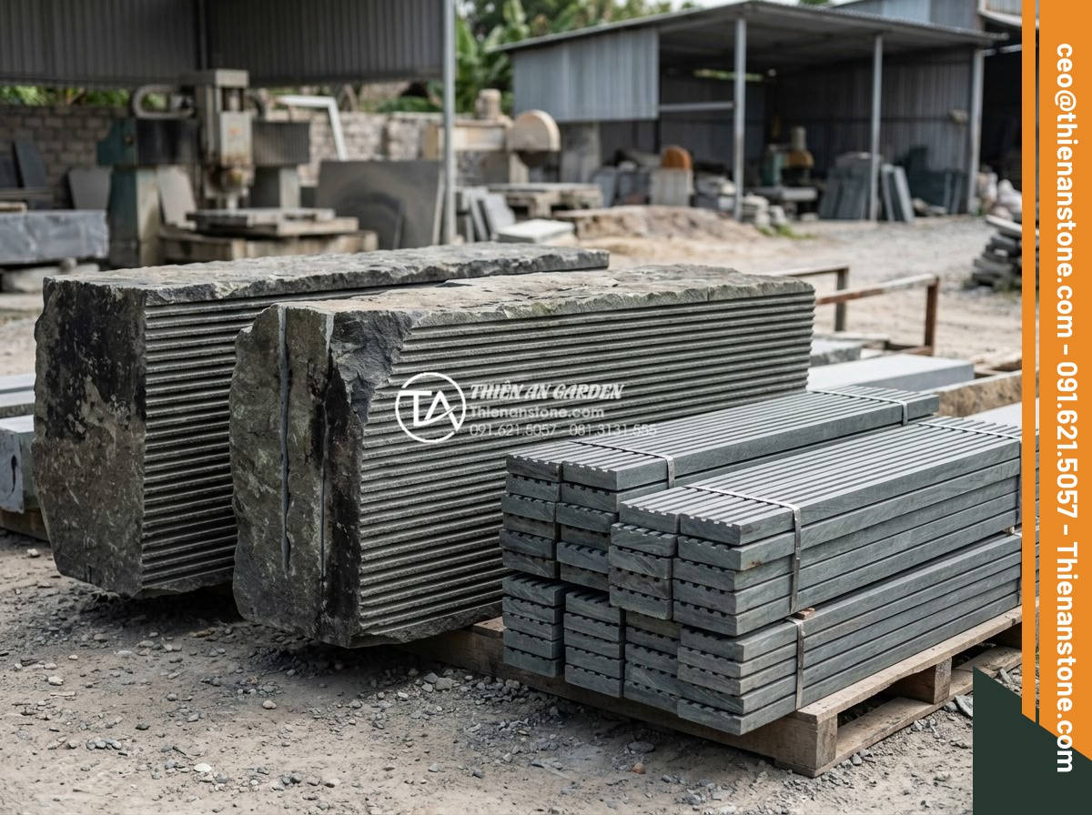 Top 10 mẫu đá răng lược đen ốp giếng trời tạo chiều sâu cực đỉnh - Hình 8 Top 10 mẫu đá răng lược đen ốp giếng trời tạo chiều sâu cực đỉnh - High-quality black tooth comb stone blocks ready for custom cutting and skywell