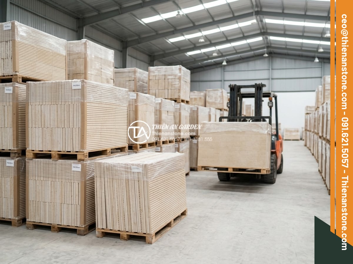 Top 5 địa chỉ mua đá răng lược uy tín, giá tận gốc tại Việt Nam - Spacious well-organized stone warehouse interior filled with neatly stacked pall