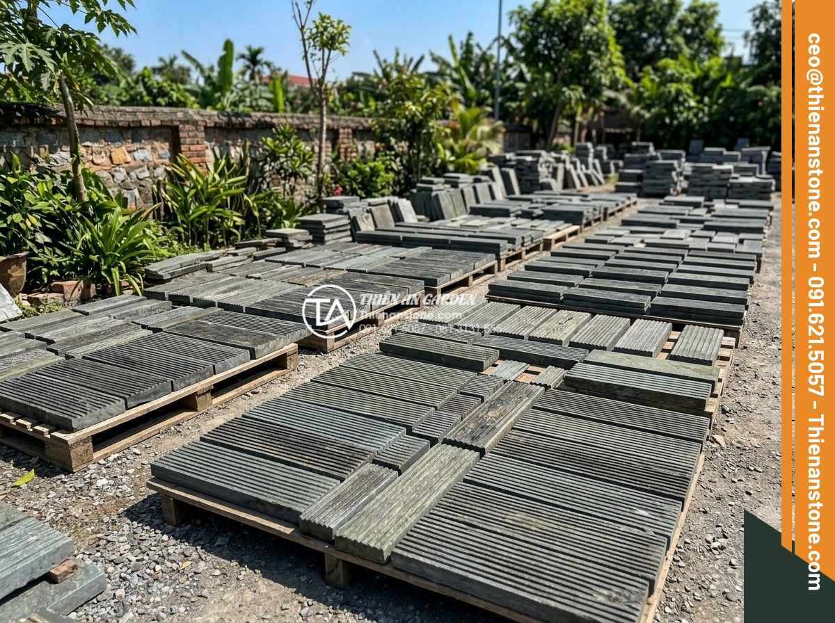 Top 5 địa chỉ mua đá răng lược uy tín, giá tận gốc tại Việt Nam - Large outdoor stone yard in Hanoi Vietnam displaying hundreds of da rang luoc st