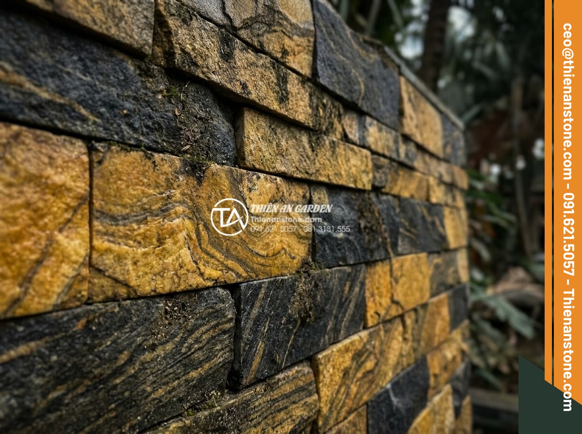 Tư vấn chọn màu đá ghép theo phong thủy rước tài lộc năm 2026 - Close-up texture of golden yellow and deep black stone pieces showing natural ve